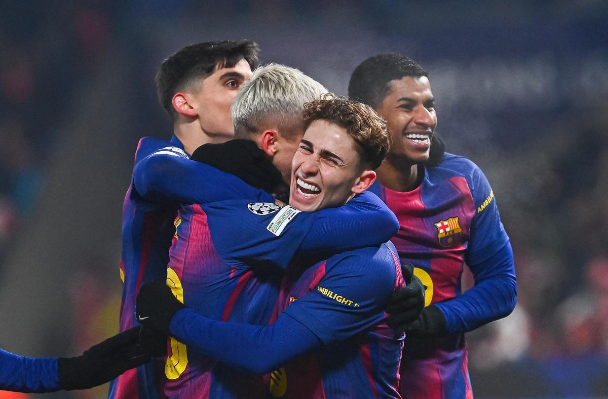 Fermín celebra el gol de Olmo, junto a Gerard Martín y Rashford en el Eden Arena de Praga.
