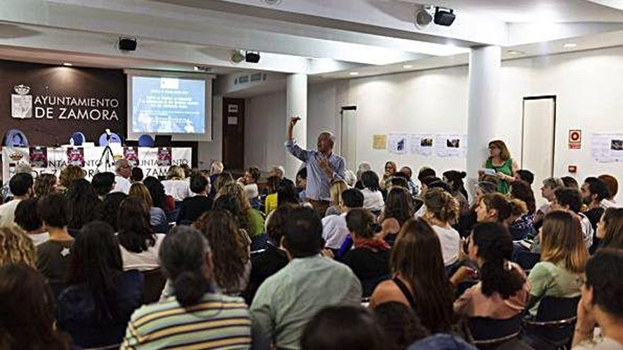 José Manuel del Barrio, de pie, durante su intervención sobre la exclusión social.