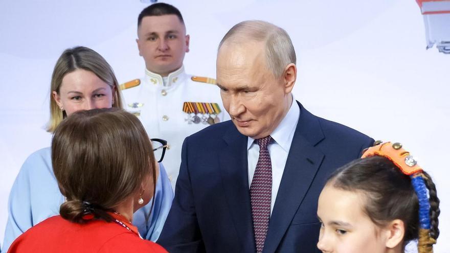Las crecientes limitaciones en la vida diaria en Rusia y el cansancio por la guerra pasan factura a Putin