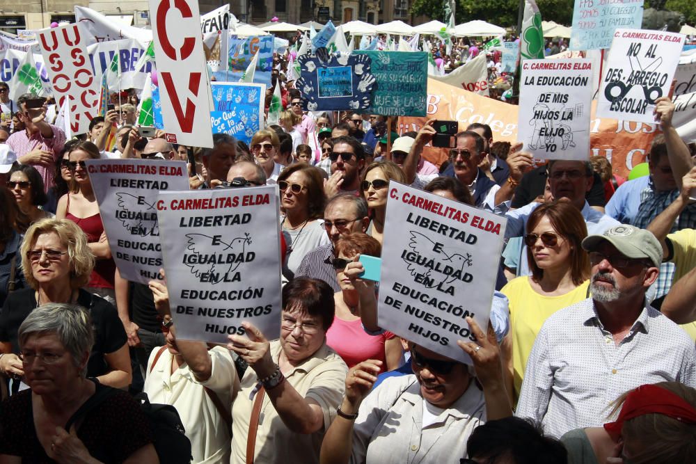 Cientos de alicantinos, en la protesta contra Marzà en Valencia