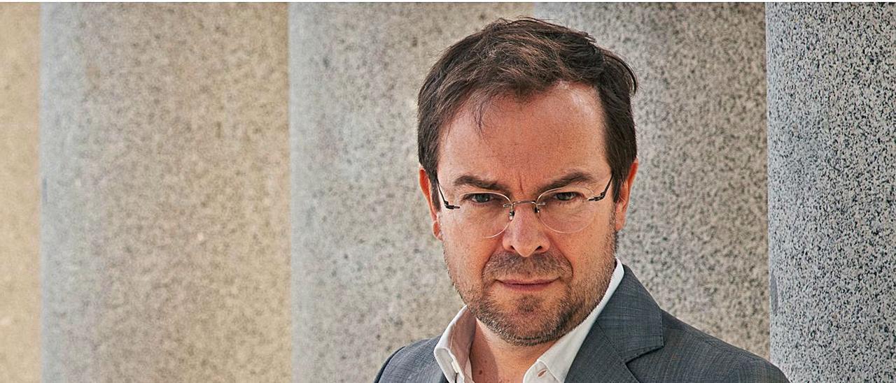 Javier Sierra posa con su nuevo libro, ‘El mensaje de Pandora’.