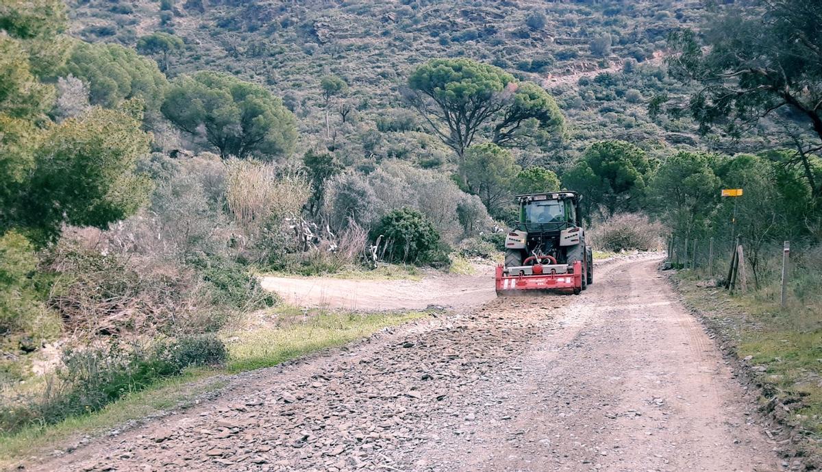 Els treballs de millora del camí de Montjoi a Jóncols.