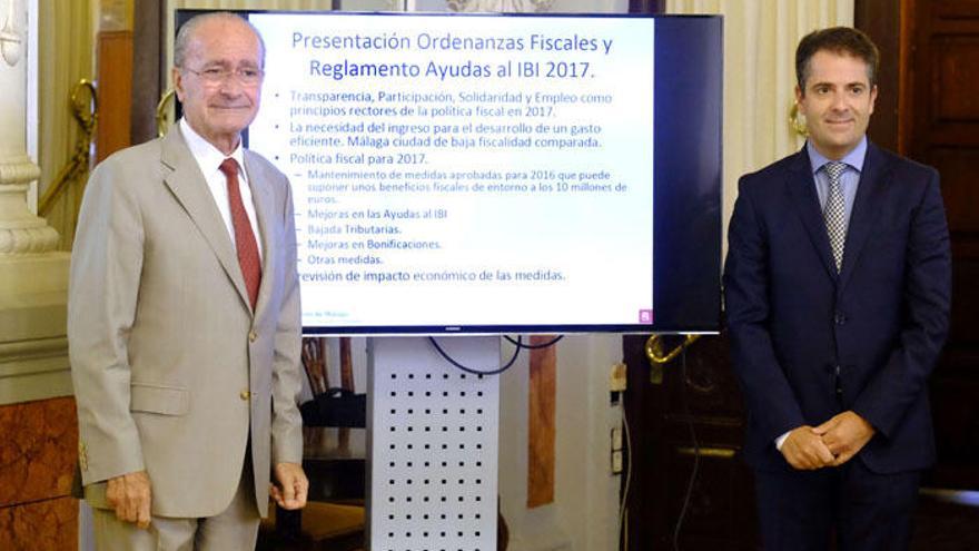 El alcalde y Carlos Conde presentaron las ordenanzas el pasado día 19 de septiembre.