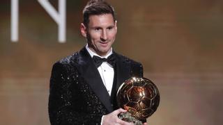 Messi besa su séptimo Balón de Oro
