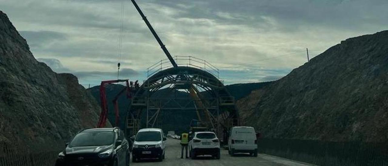 La instalación de las vigas sobre el viaducto provocarán cortes de tráfico por la cercanía de la carretera.