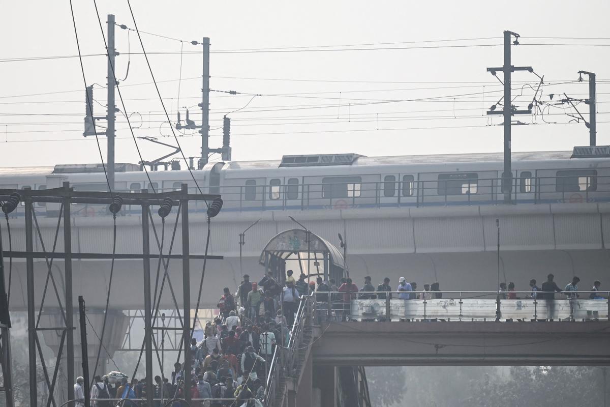 Puente peatonal en Nueva Delhi, en un día de alta contaminación.