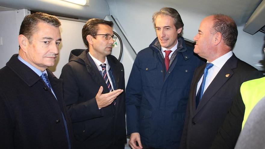 El delegado del Gobierno, Antonio Sanz, el alcalde de Granada, Francisco Cuenca, De la Serna, y el alcalde de Antequera, Manuel Barón.