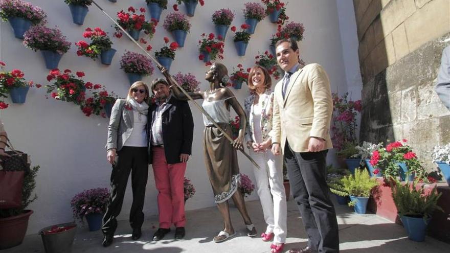 Homenaje a los patios con una escultura en la Puerta del Rincón