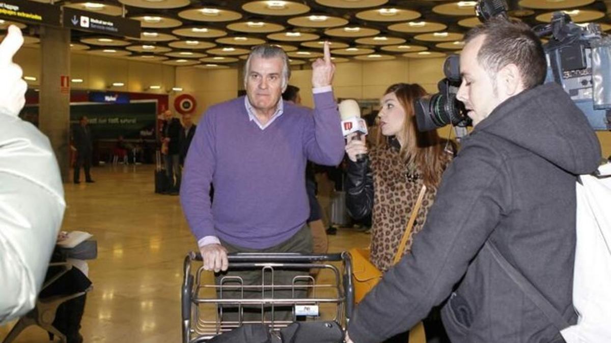 Luis Bárcenas, este domingo a su llegada a Barajas. MIGUEL MORENATTI / TWITTER