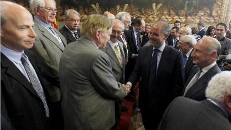 El presidente de la Generalitat saluda a algunos de los premios Nobel del jurado.