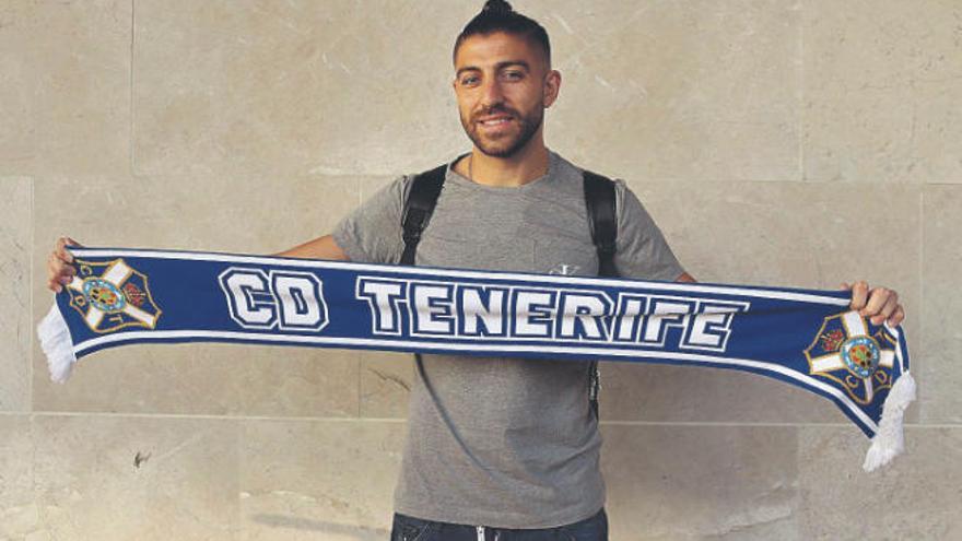 Gio Zarfino, en el Aeropuerto de Los Rodeos, a su llegada a la Isla.