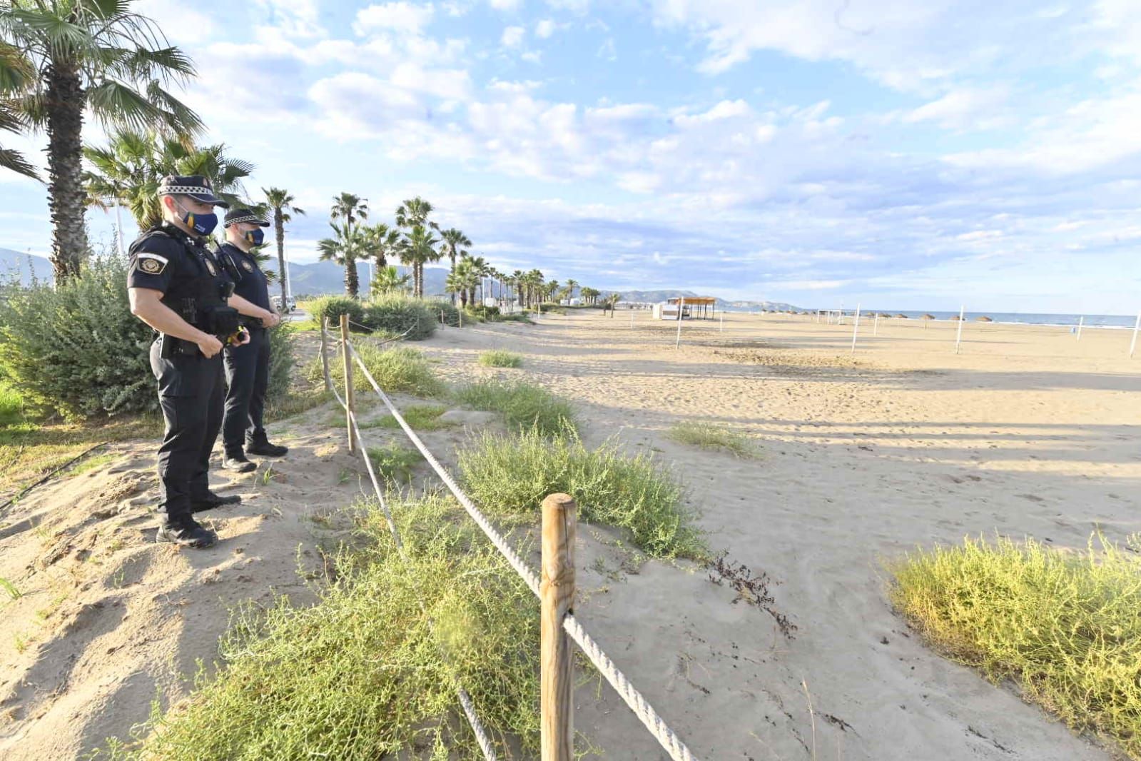 Imágenes de las playas de Castelló, cerradas para evitar aglomeraciones.