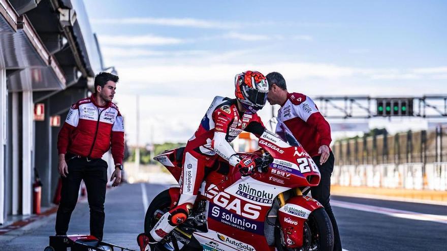 Izan Guevara completa sus primeras 111 vueltas con la Moto2 del Aspar Team