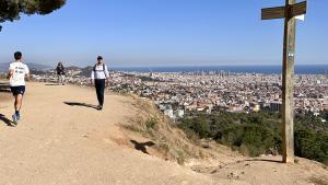 Paseantes y corredores, a la altura del parque de la Oreneta, el pasado jueves