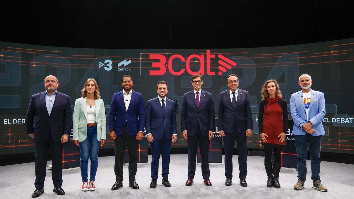 BARCELONA, 07/05/2024.- Los candidatos a la presidencia de la Generalitat, Salvador Illa (PSC) (4d), Pere Aragonès (ERC) (4i), Ignacio Garriga (Vox) (3i), Carlos Carrizosa (Cs) (d), Jessica Albiach (Comuns Sumar) (2i), Laia Estrada (CUP) (2d) y Alejandro Fernández (PPC) (i), y el número tres de la candidatura de JxCat, Josep Rull (3d), participan en el debate organizado por TV3 y Catalunya Radio hoy martes en Barcelona. EFE/Quique García