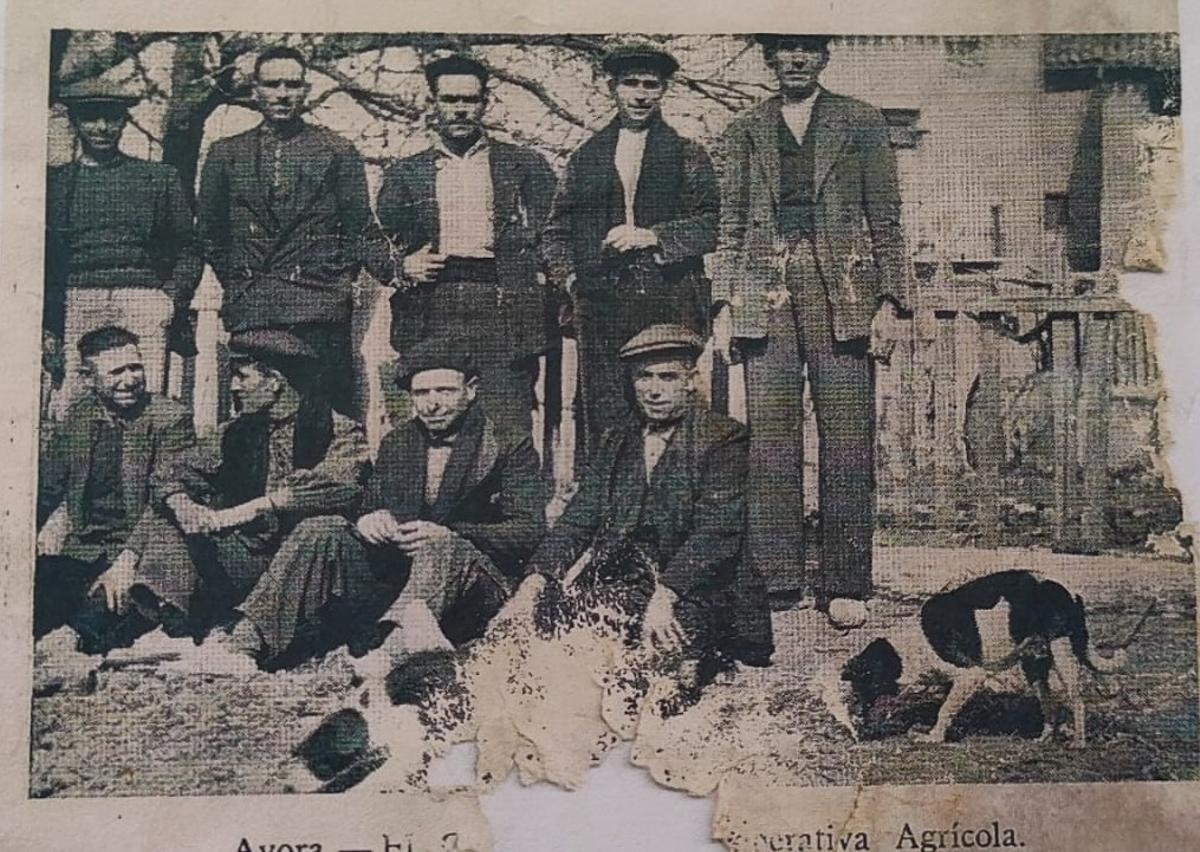 La foto del abuelo de Carolina Martínez (el cuarto en la fila de abajo)