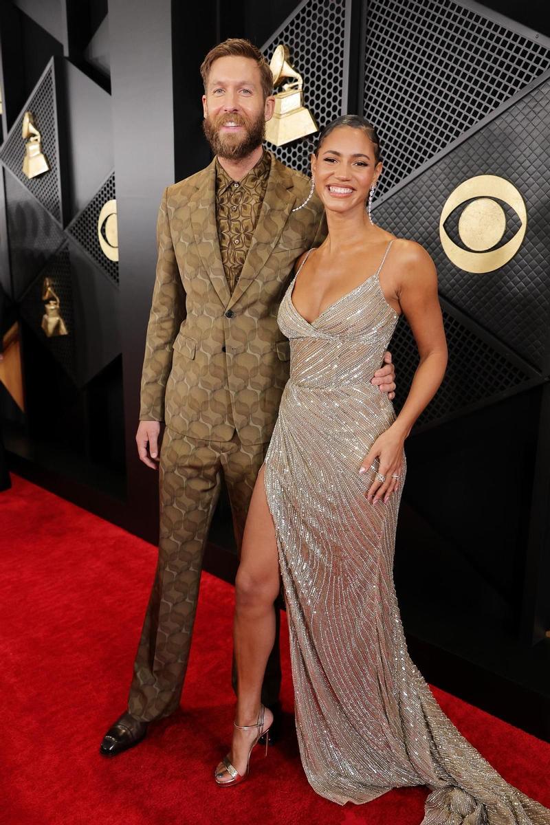 Calvin Harris y Vick Hope en los Premios Grammy 2024