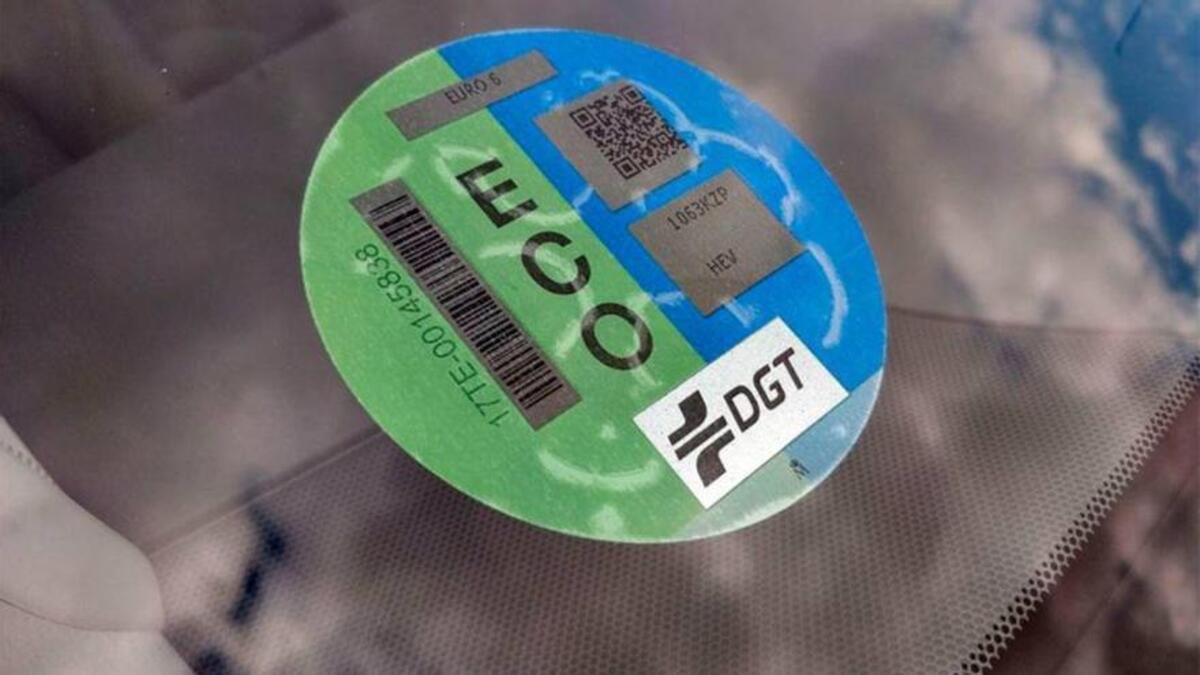 Dónde conseguir la pegatina de la DGT para poder circular por Paterna -  Levante-EMV