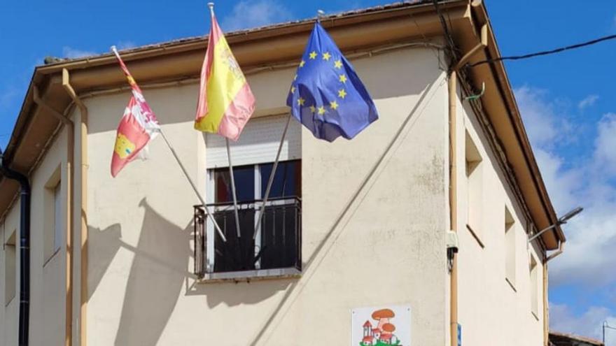 El actual edificio consistorial en Gallegos del Río, impide el acceso a las personas con movilidad reducida. | CHANY SEBASTIÁN