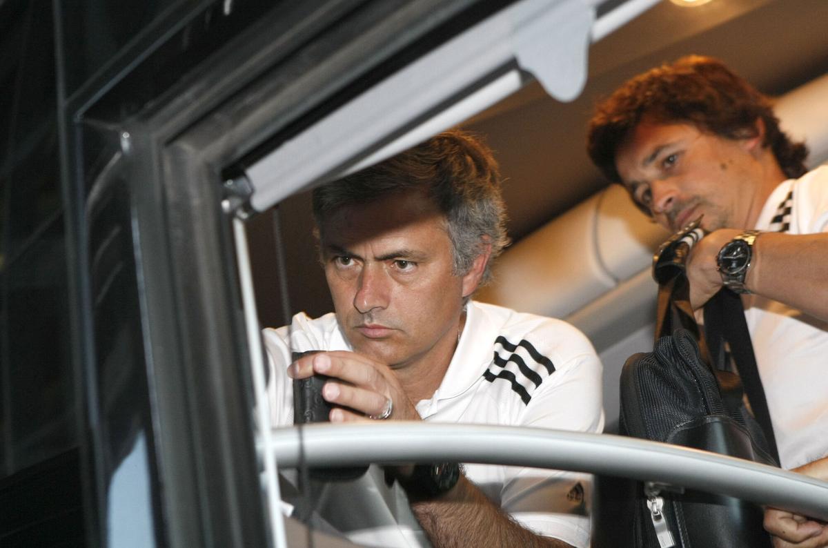 Mourinho en su llegada al Aeropuerto de Zaragoza