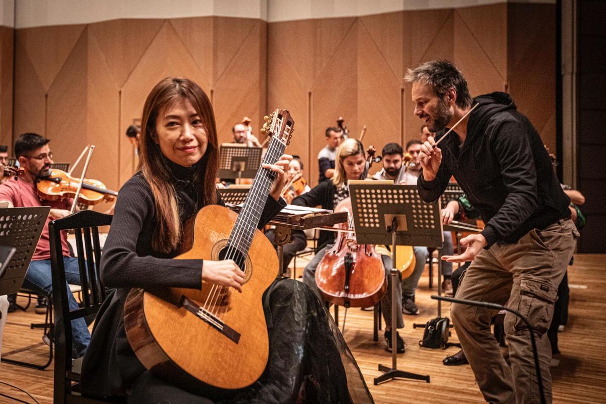 La guitarrista japonesa Kaori Muraji ha acompañado a la orquesta alicantina durante la gira.
