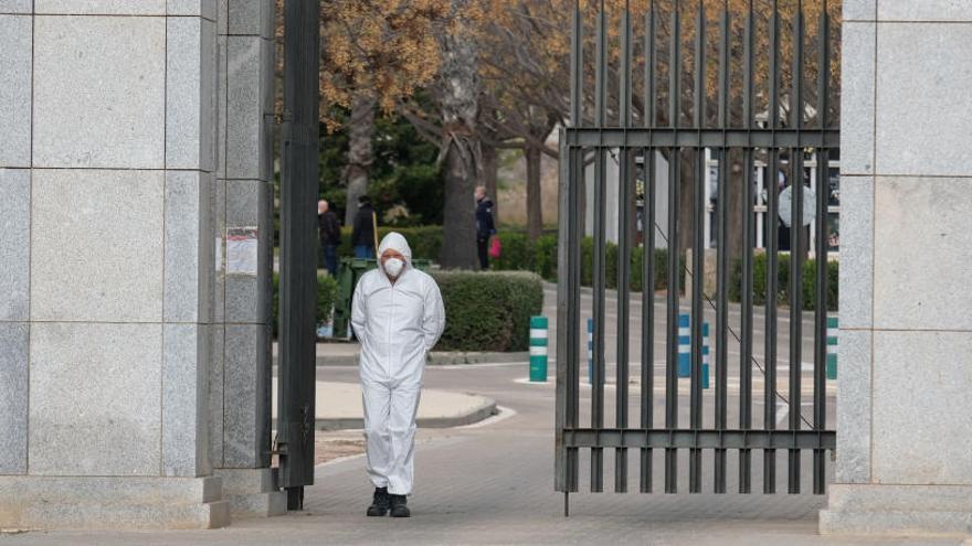 Un sepulturero del cementerio nuevo de Elda esperando a los familiares