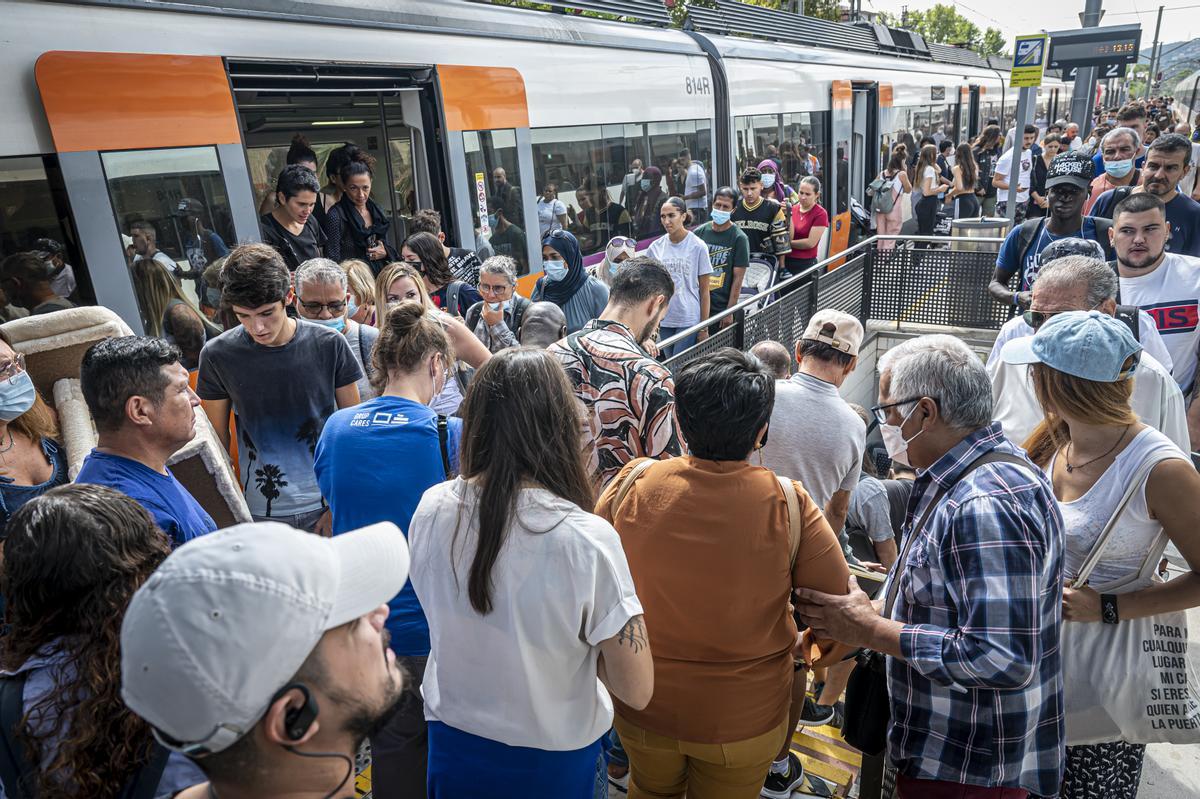 Empieza el corte de tren de la R-2 Nord y el R11. Los trenes se detienen en Montcada, pasajeros van andando a la otra línea (Montcada-Manresa), para llegar a Barcelona