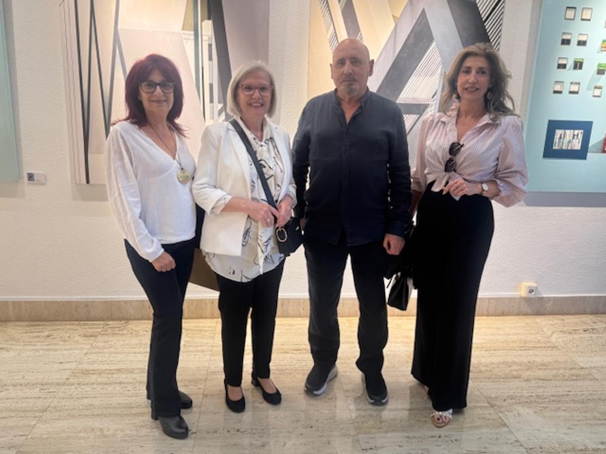 El artista junto a María Ángeles Noriega, Ana Pérez-Ortiz y Consuelo Reche.