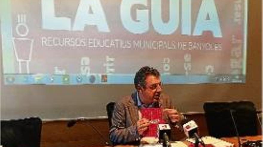 L&#039;alcalde durant la presentació de la guia.