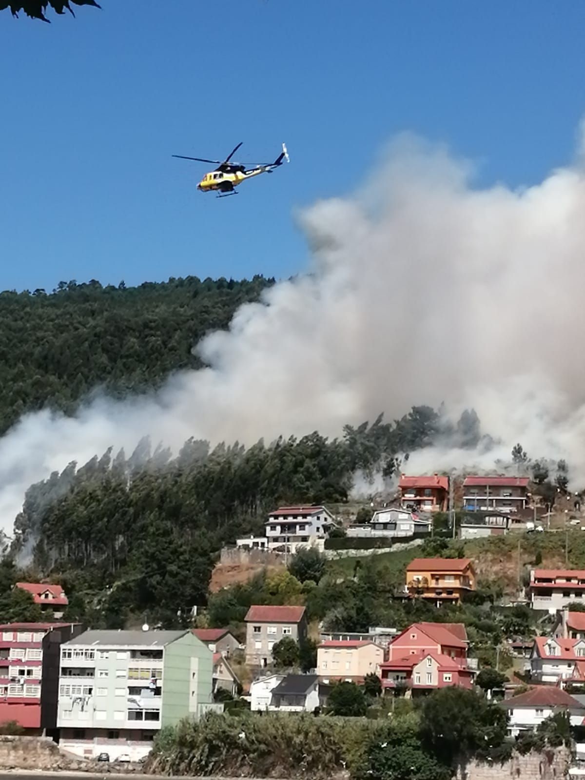 Un incendio en Moaña amenaza a las viviendas