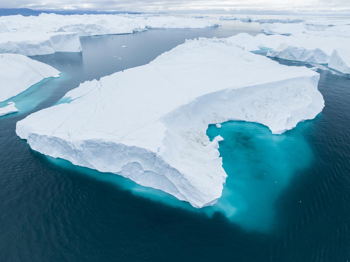 Grandes icebergs flotando