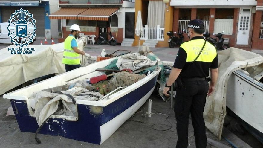 Retirada de algunas embarcaciones de la playa de El Dedo, en El Palo.