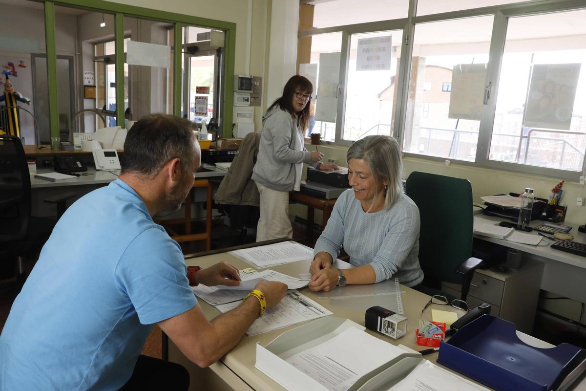 Un padre presenta todos los documentos en un centro asturiano
