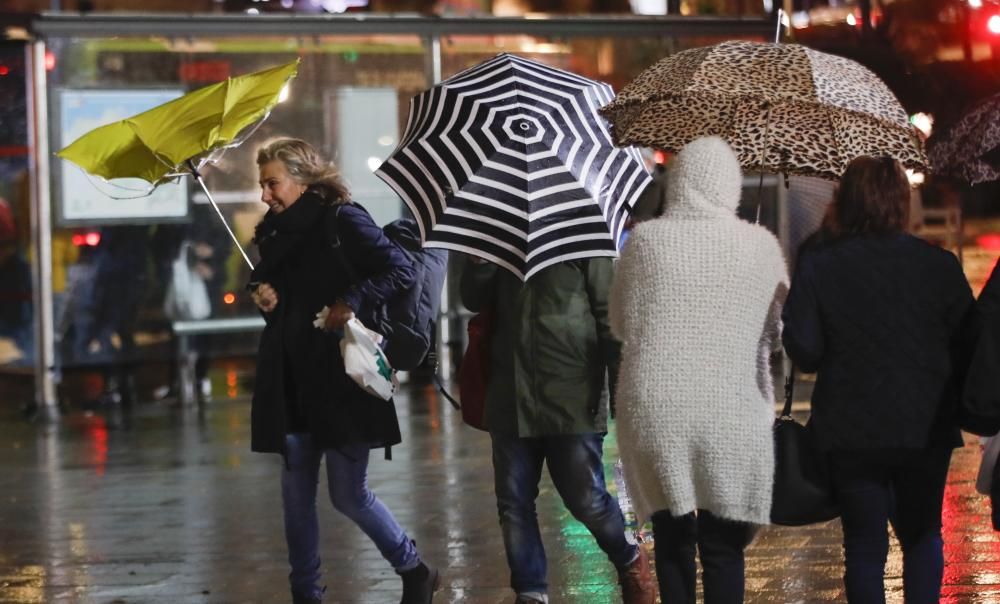 El viento y la lluvia marcaron la jornada de ayer en Vigo // R. Grobas