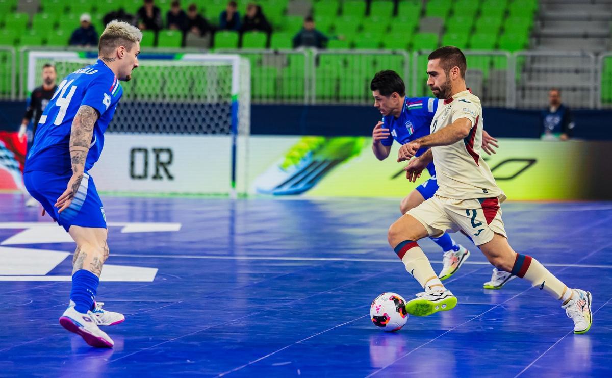 Cecilio controla el balón durante un encuentro del Europeo.