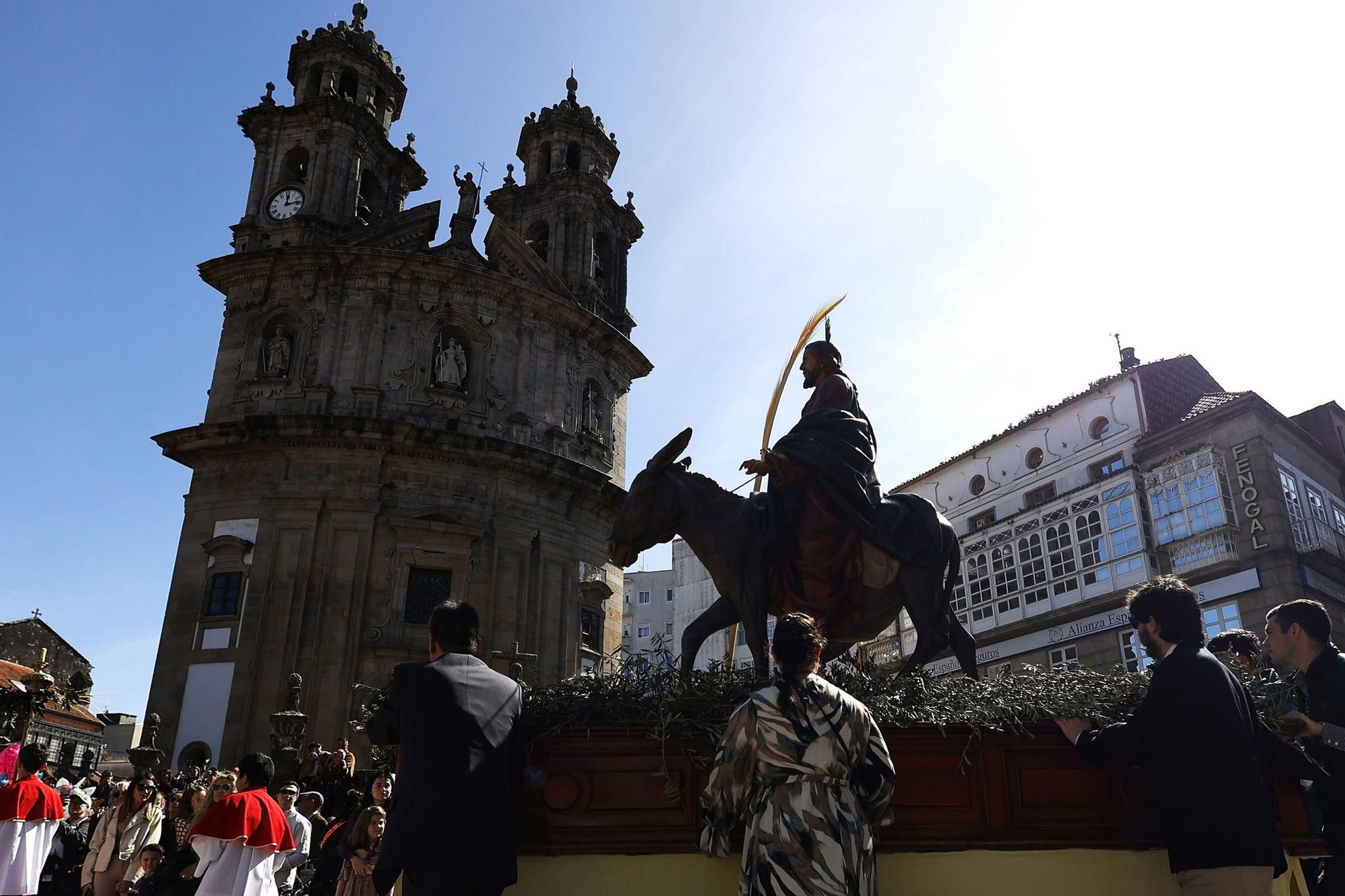 Cientos de fieles acuden a la procesión de la 'Burrita'