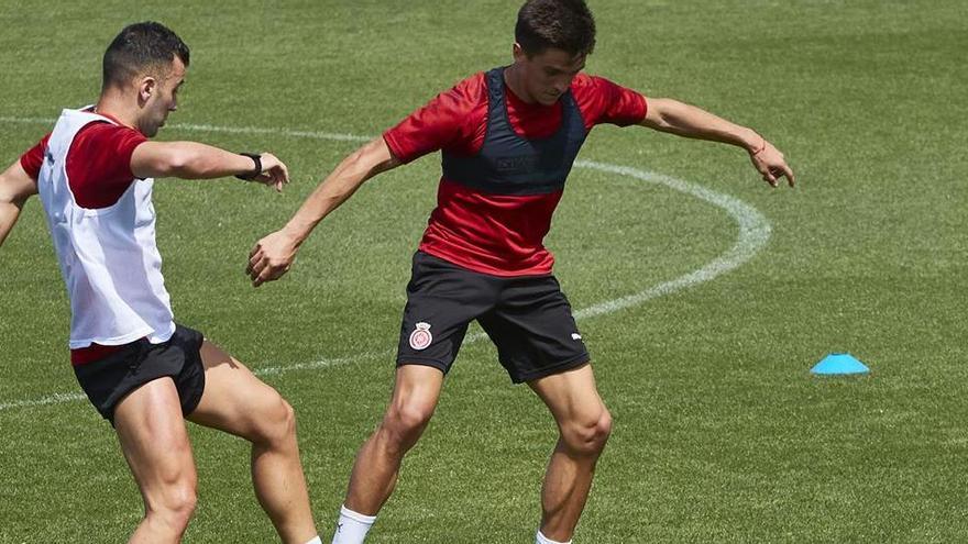 Joaquín Zeballos controla una pilota davant la pressió de Borja García durant l&#039;entrenament d&#039;ahir