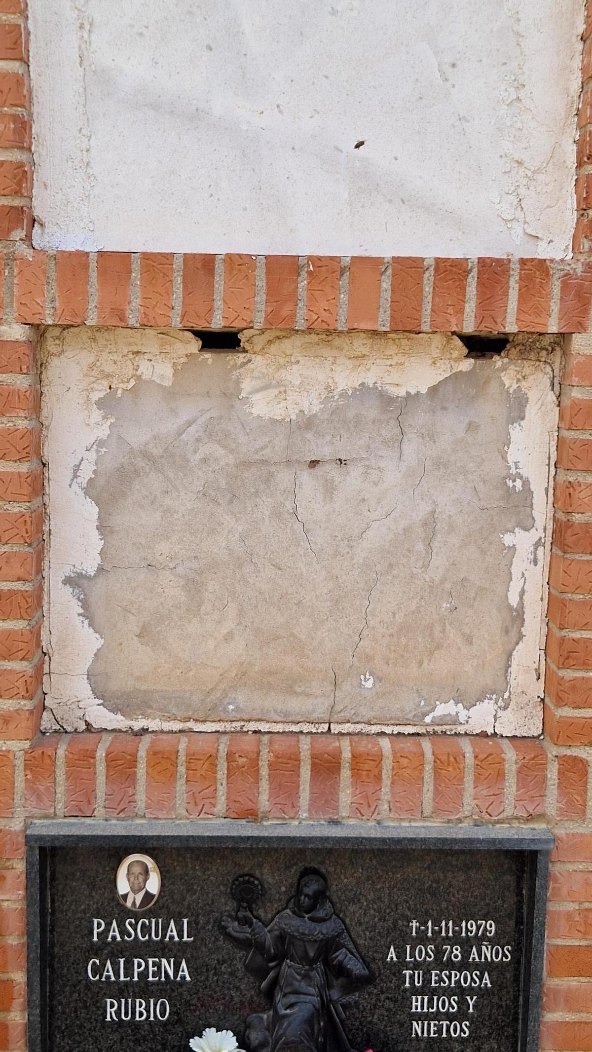 Imagen del nicho donde se ha instalado la colmena en Sax.