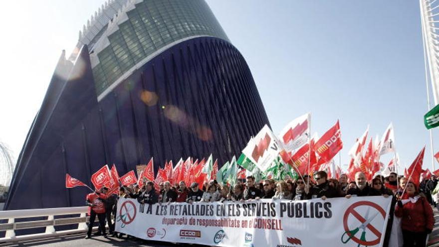 Los sindicatos de la función pública efectúan acciones de protesta en el aeropuerto de Castellón, Terra Mítica, la Ciudad de la Luz y el Ágora contra los recortes anunciados por el Gobierno valenciano.En la imagen, cientos de personas pasan por delante del Ágora de la capital valenciana.