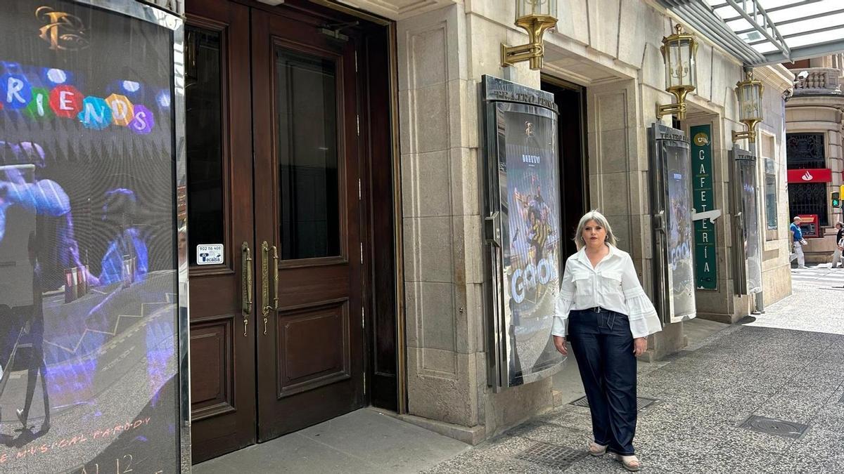 La concejal del grupo municipal del PSOE en el Ayuntamiento de Zaragoza, Eva Cerdán, junto al Teatro Principal.