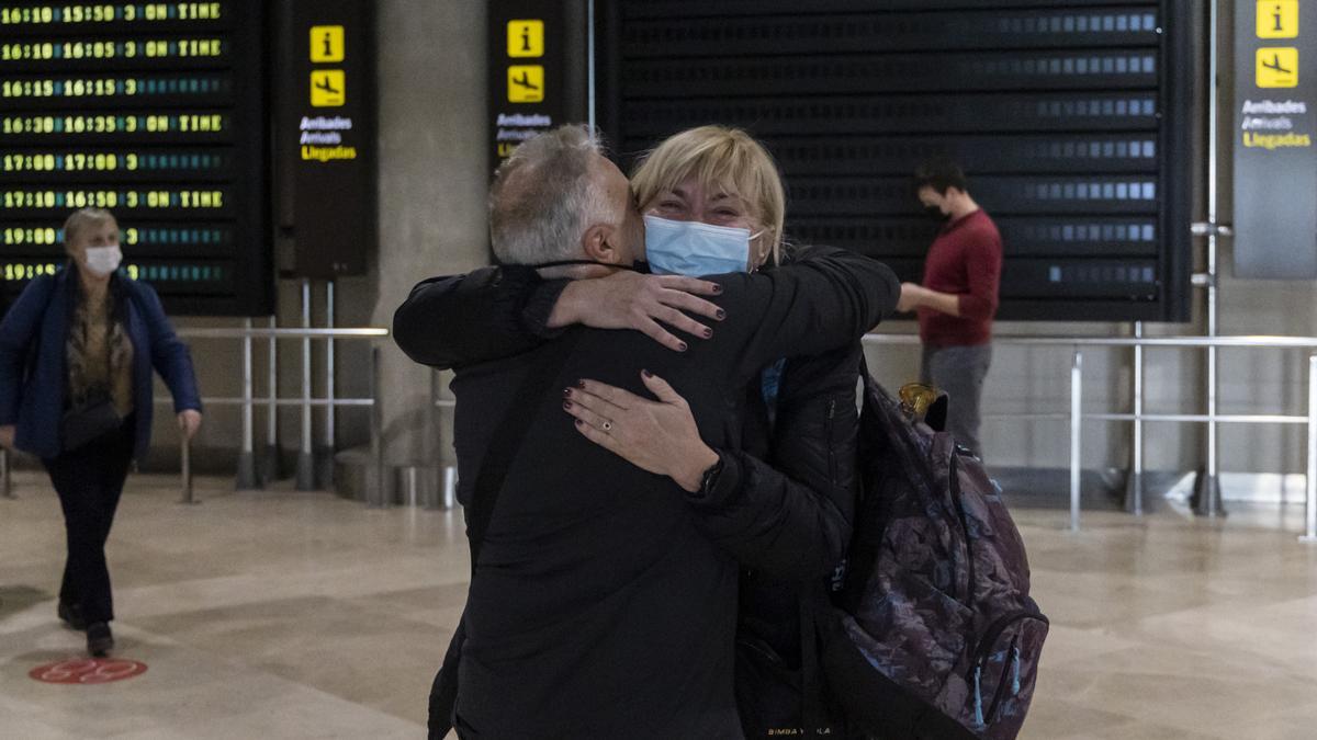 Armando abraza a su pareja Irina a la salida del vuelo desde Kiev.