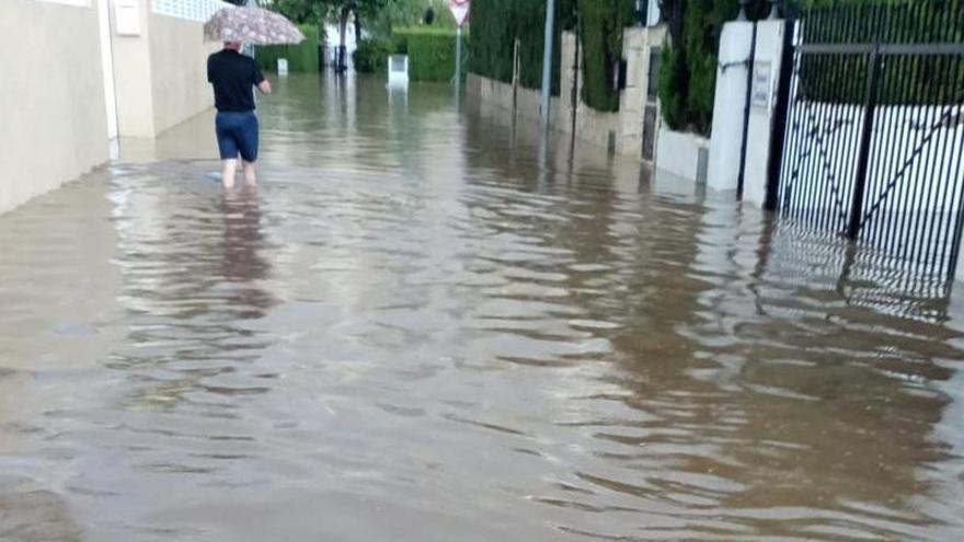 Vídeo: Calles inundadas, rescates y clases suspendidas en Benicàssim tras una noche de tormentas