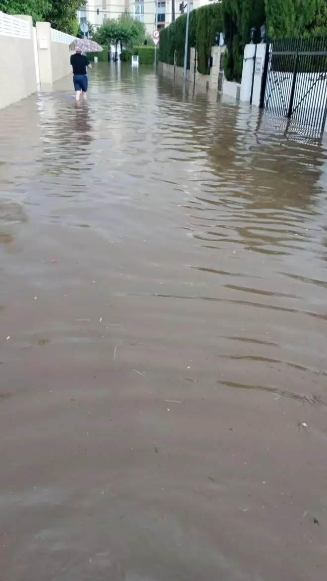 Vídeo: Calles inundadas, rescates y clases suspendidas en Benicàssim tras una noche de tormentas