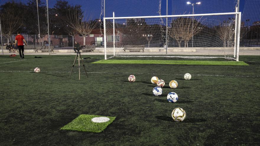 Niños de corta edad sufren graves lesiones por el pésimo estado del campo de fútbol de Vía Parque en Alicante