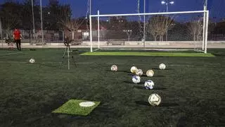 Niños de corta edad sufren graves lesiones por el pésimo estado del campo de fútbol de Vía Parque en Alicante