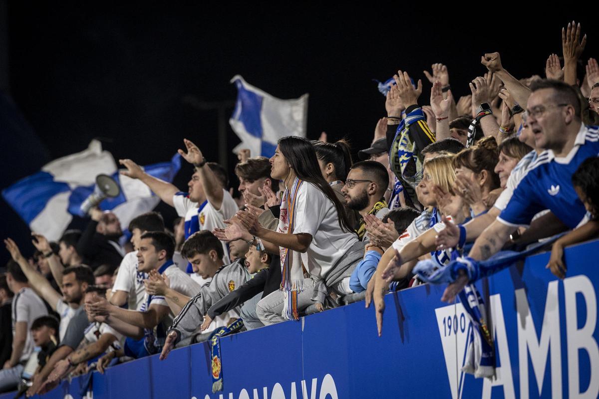 La afición del Real Zaragoza alienta al equipo en el Ibercaja Estadio.