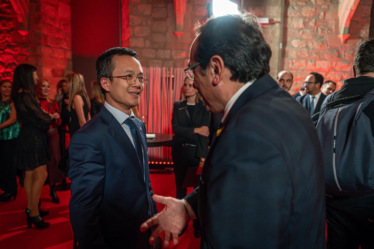 Barcelona, 30/10/2025 Economía.  Gala 25 aniversario Vodafone, Catalunya. PERSONAS: Mao Ye Wu, consejero delegado del RCD Espanyol saluda Josep Rull President del Parlament de Catalunya. AUTOR: MANU MITRU