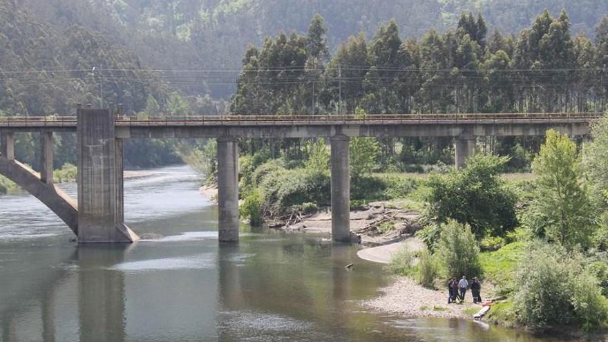 El cuerpo sin vida de José Miguel Martínez, en la orilla, tras ser rescatado por el helicóptero en Peñaullán.