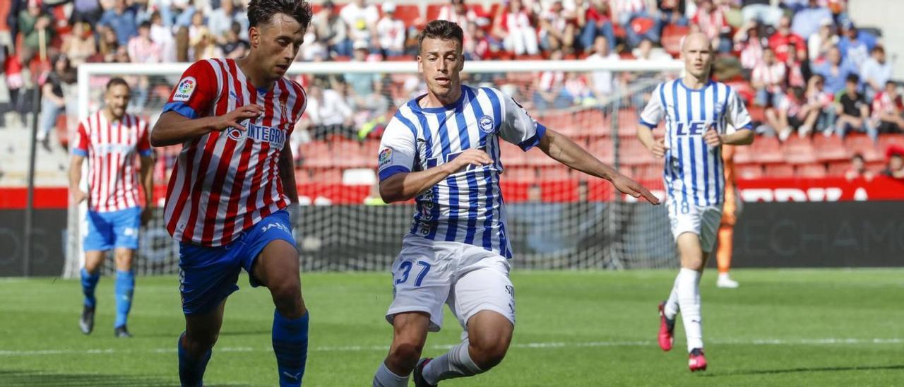 Pedro Díaz y Antonio Blanco, en el Sporting-Alavés disputado esta temporada en El Molinón. | Marcos León