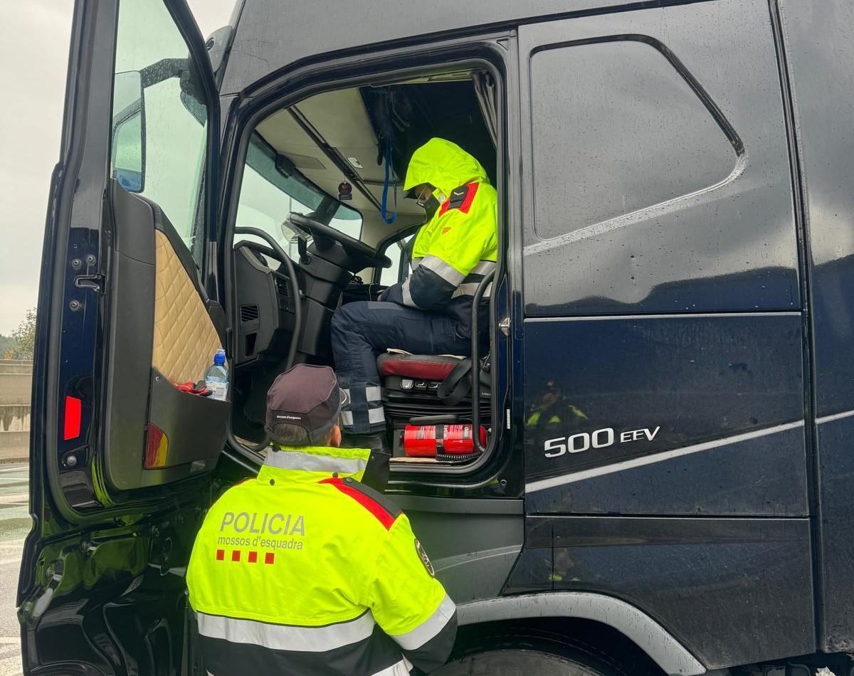 Un macrocontrol de camions a l'AP-7 acaba amb 247 denúncies per infraccions captades des de l'helicòpter